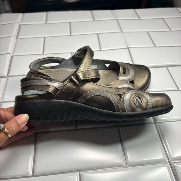 Naot Rongo Mary Jane Koru Brass Lthr/Pewter Lthr metallic‎ women’s size 8 or 39 - Picture 10 of 14